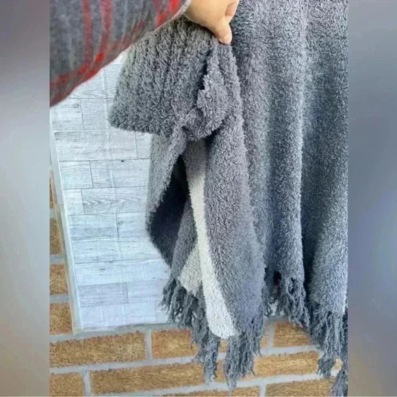 Barefoot Dreams One Size Cozy Chic Beach
Fringe Lounge Poncho In gray/tan XL - Picture 8 of 10